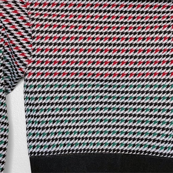 Fabletics Camryn Houndstooth Print Seamless Fitted Long Sleeve Cropped Top - Picture 14 of 16